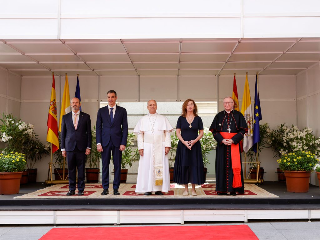 Error en la bandera del Vaticano durante la visita del Papa a España